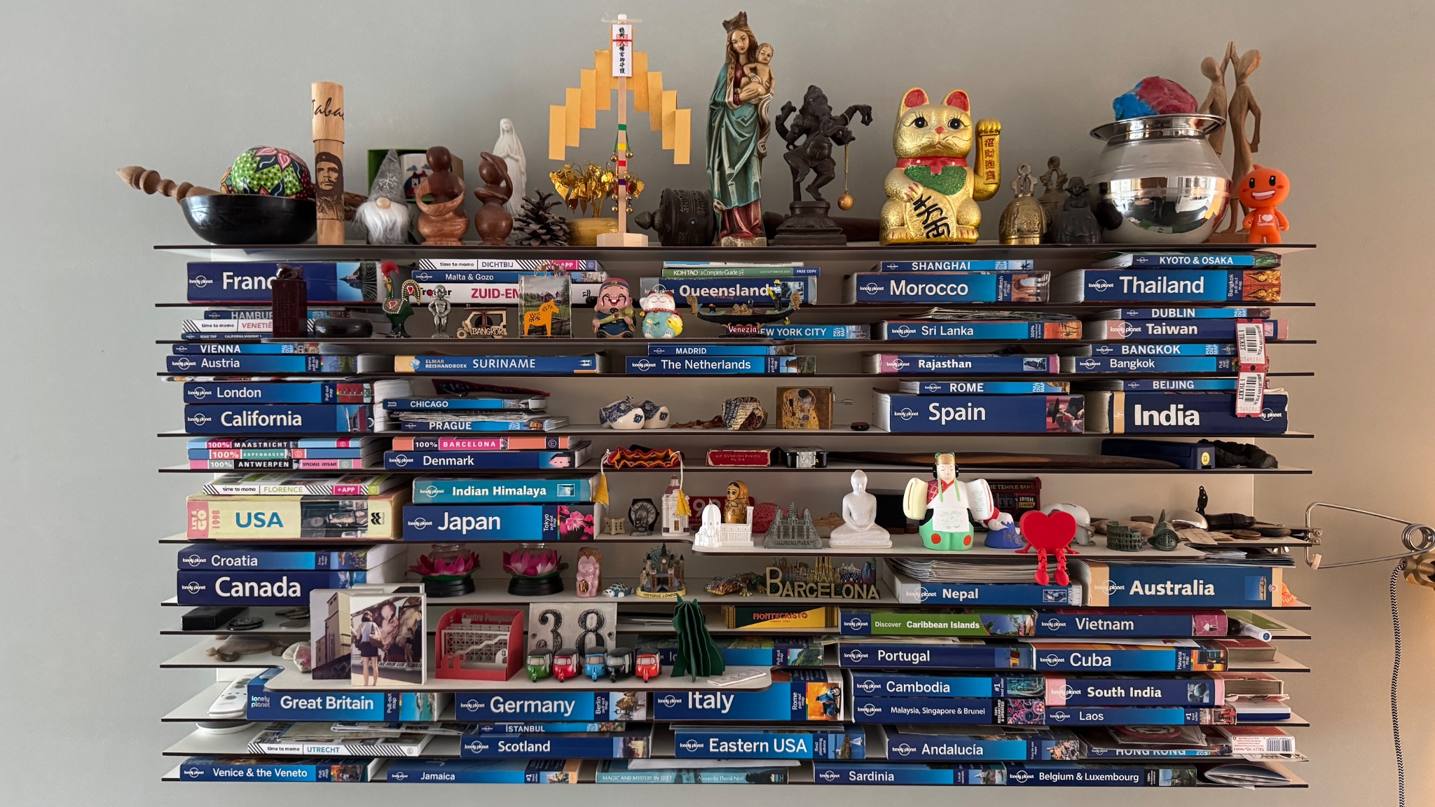 Reisgidsen en souvenirs verzameling